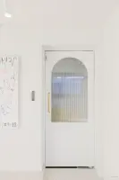 아치형 리드유리 도어가 돋보이는 화이트 오피스